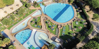 Espace aquatique du camping le Soleil cinq étoiles à Argelès sur Mer avec toboggan aquatique plus de 1500 m2 de plage aire de jeux aquatique pour les enfants